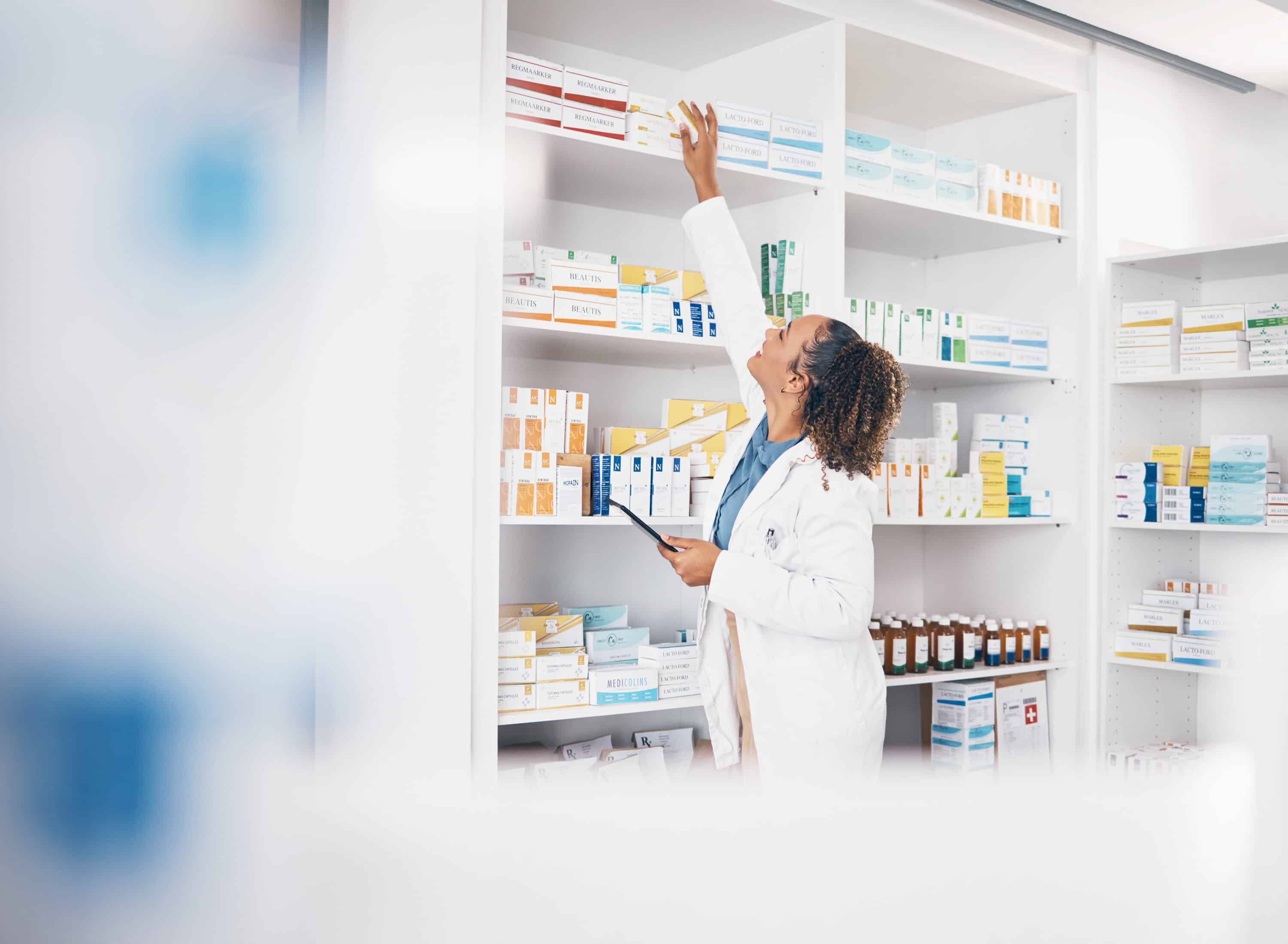 Pharmacien en activité dans son officine, illustrant l’importance d’une prévoyance complémentaire adaptée aux pharmaciens libéraux.