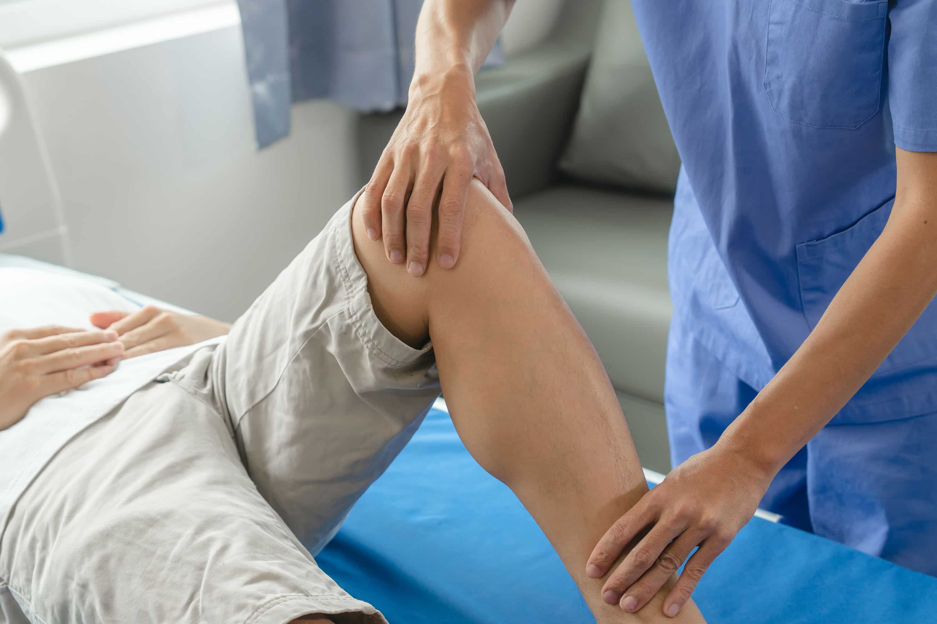 Kinésithérapeute en séance, illustrant l’accès direct sans ordonnance, la revalorisation des tarifs et l’évolution du métier vers plus de prévention et d’autonomie